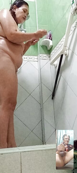 本月六號清晨，她正在洗澡。