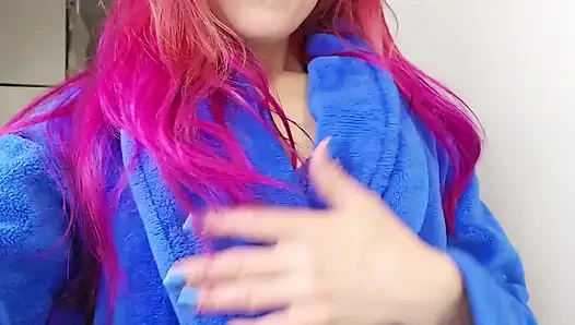 Фантазия с синей нарядом писает, кончает и лижет