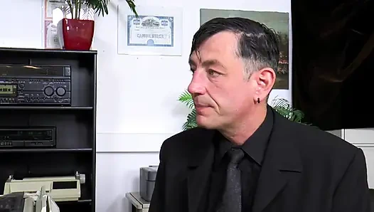 Riesige möpse, blonde sekretärin fickt auf dem bürotisch