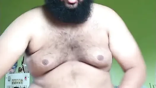 Yatak odasında döl ayılı adam