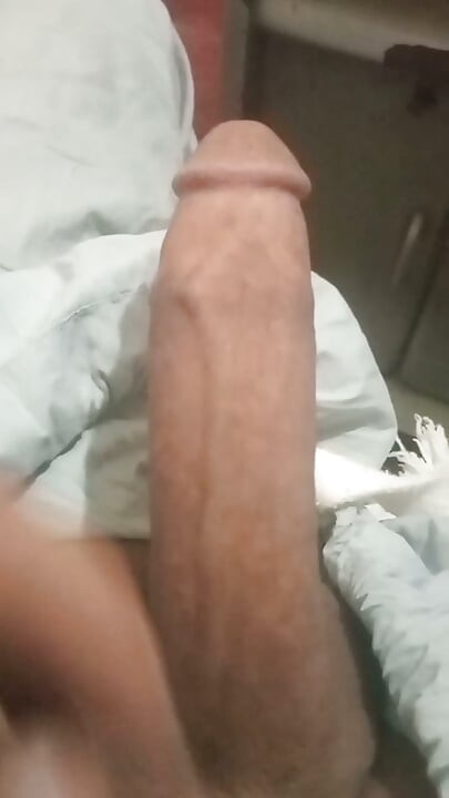 أي فتيات غير متزوجات أو نساء متزوجات أو نساء عازبات أو رجال مثليين يريدون أن يُنيكوا يمكنهم التواصل معي.