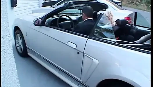 Sarışın genç şeker taze amını yalatıyor ve sonra tahrik olmuş şeker pop tarafından sikiliyor