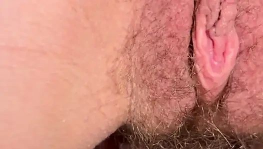 Жена обожает поедать задницу, и ее киска пускает слюни много сока