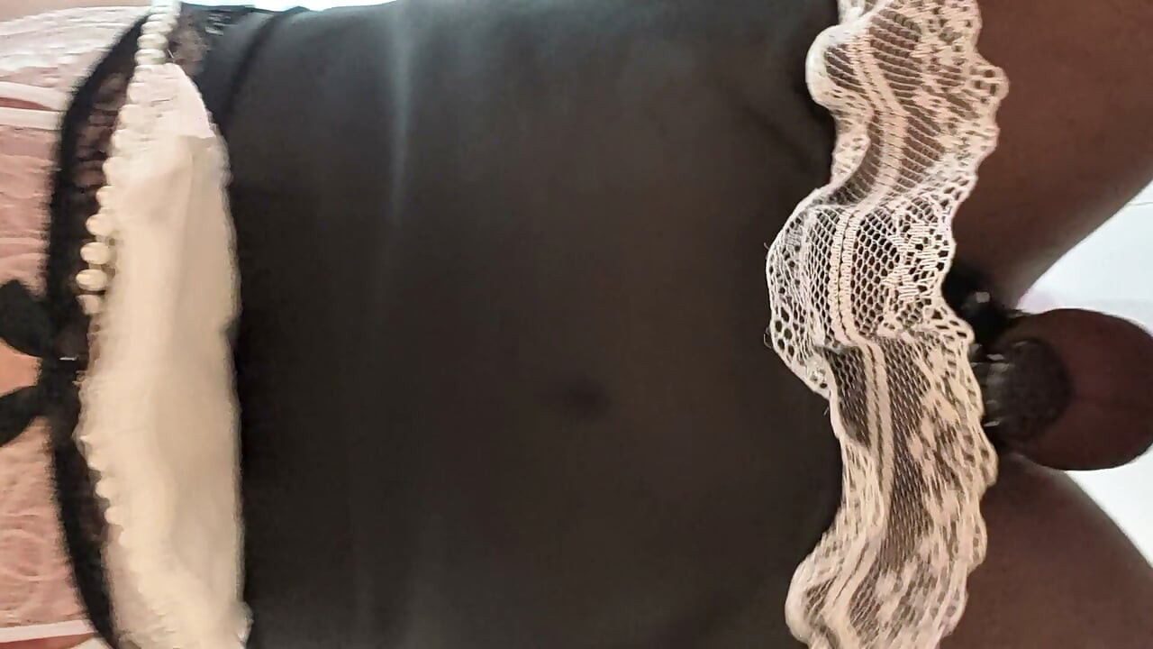 Lily si v sprše jezdí na hračce v obleku femboy pokojské
