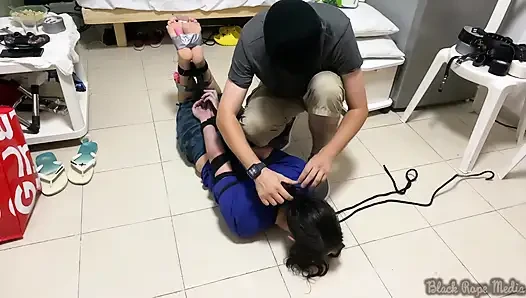 Miriam bağlı, gıdıklıyor ve emiyor