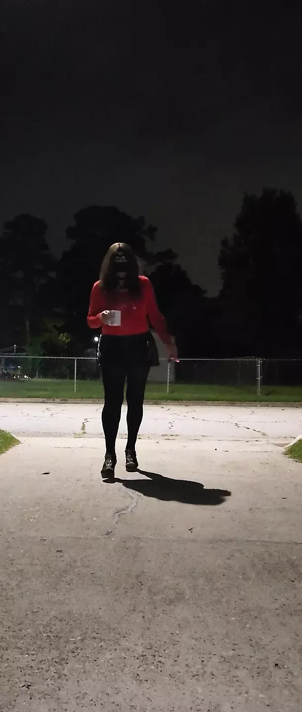 Crossdresser al aire libre. Tomar una provocación de humo y café.