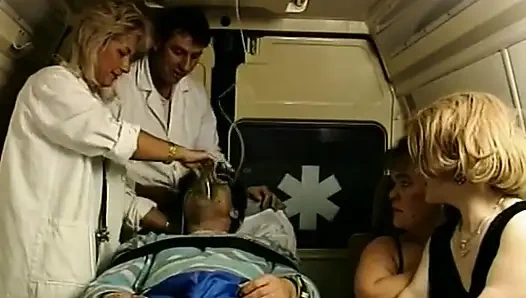 Две возбужденные и грязные карликовые шлюхи сосут и трахаются с большим членом