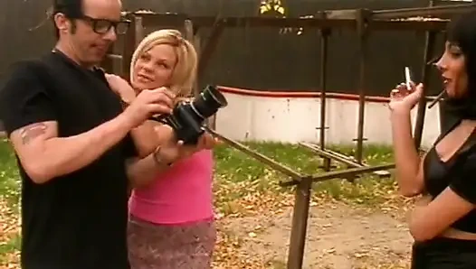 Cewek sange rambut pirang lagi asik fingering memeknya yang menganga sampai muncrat berurat