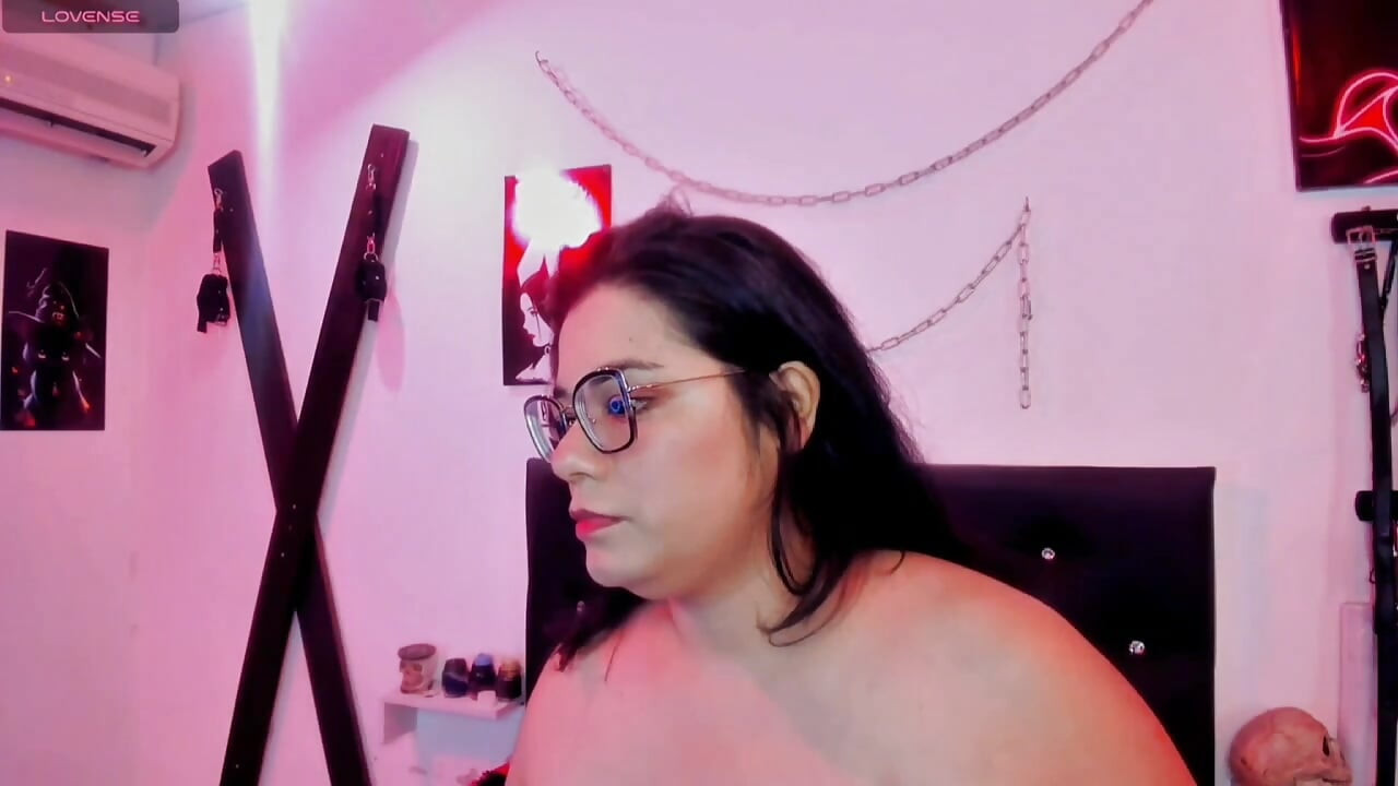 Minha lingerie é sexy e eu me masturbo usando