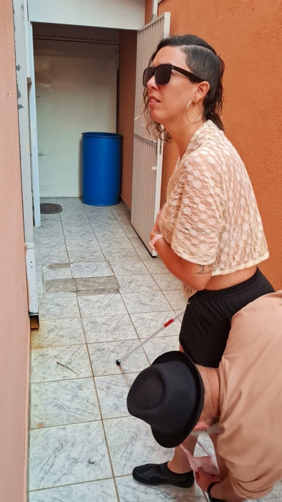 Kör kızı sokakta zamanı dondur. | Bölüm 1
