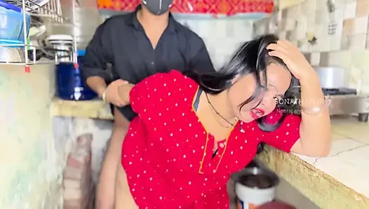 Güzel anne mutfakta yemek pişirirken beni baştan çıkardı - ateşli seks