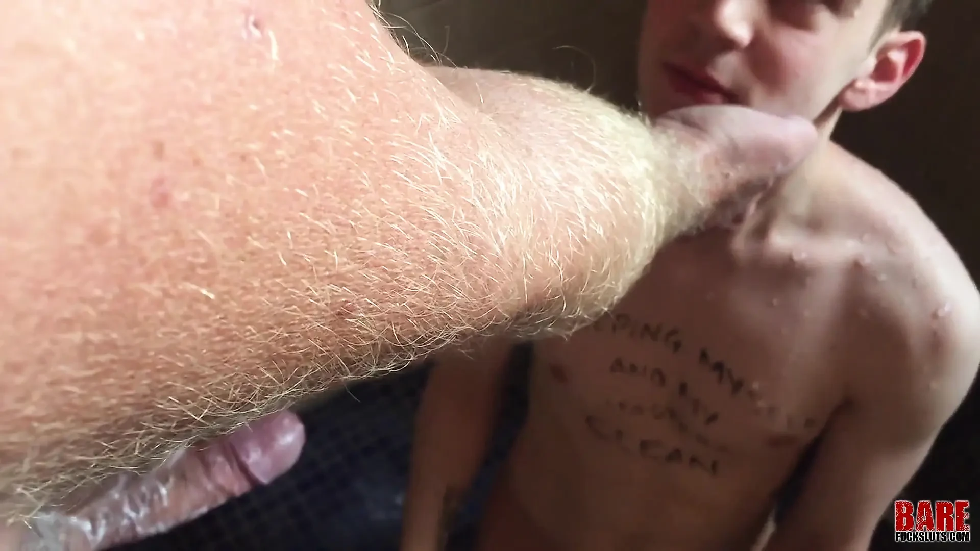 Otrok sající ptáka je nastříkaný