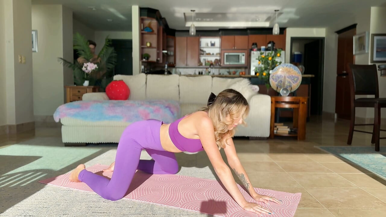 Mijn Yoga-instructeur Scheurde Mijn Legging En Neukte Me Tijdens Onze Les