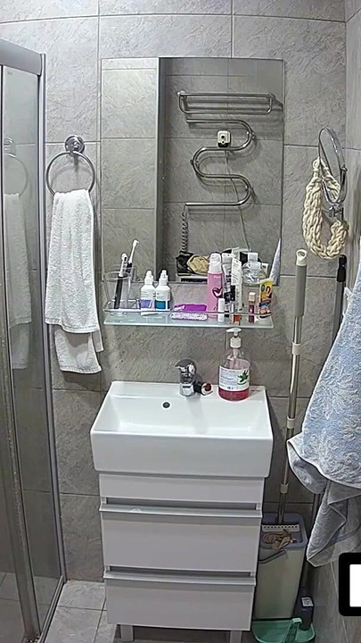 "لوف. جنس سريع في الحمام لزوجين شابين أبادون وكاريفلور" لحظة لا بد من مشاركتها من