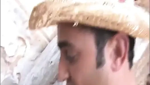 İki anal fahişe dışarıda eğleniyor