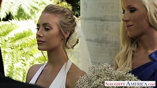 Sexy blonde bruid Nicole Aniston neukt