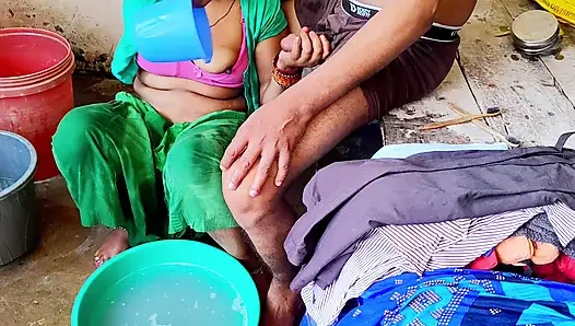 Desi bhabhi ne  bathroom me land chusha