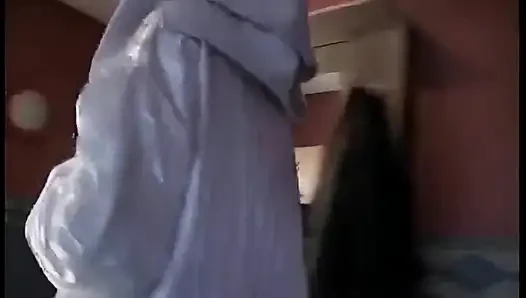 Blondes schätzchen squirtet milch, während sie zu explosivem orgasmus fingert