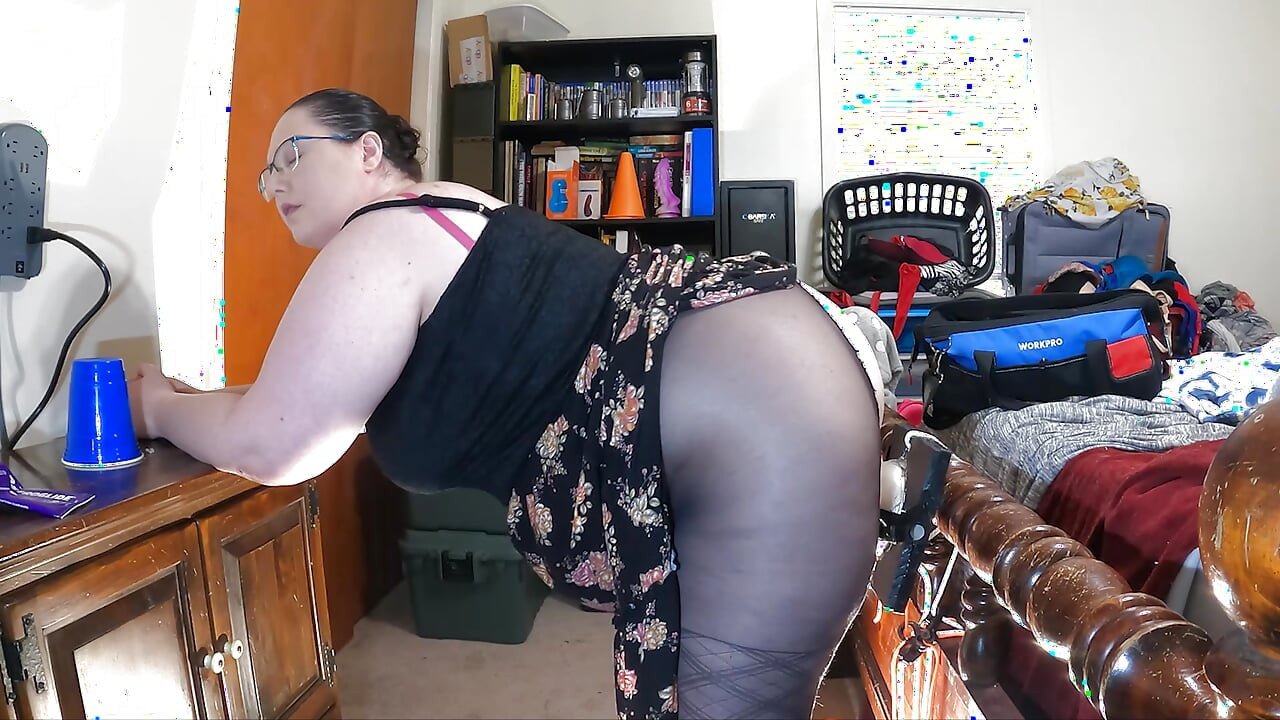 Gruesa milf en pantimedias follando un consolador grande atado a la cama