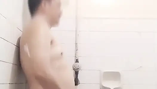 Yakışıklı bir pinoy duştan önce mastürbasyon yapıyor.