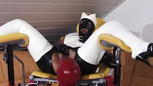 Молодая возбужденная женщина вводит секс-игрушку в ее киску