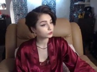 Anna fumando um cigarro na webcam de lingerie