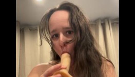 Esposa se masturba con su polla de juguete mientras habla sucio