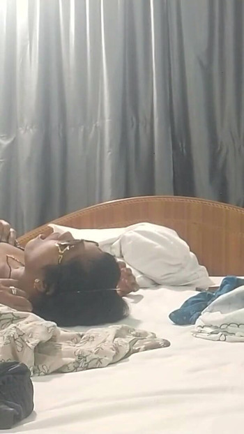 Pelakon selebriti Tamil comel dikongkek pengarah lucah dengan semua sudut secara rahsia merakam pada kamera | Klip 2