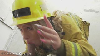 Genderx - Von Trans-Feuerwehrmann roh gefickt zu werden