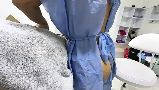 I went to the doctor for knee pain and she grabbed my cock