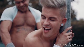 Magere blonde twink Andy Taylor anaal hard geneukt langs achteren