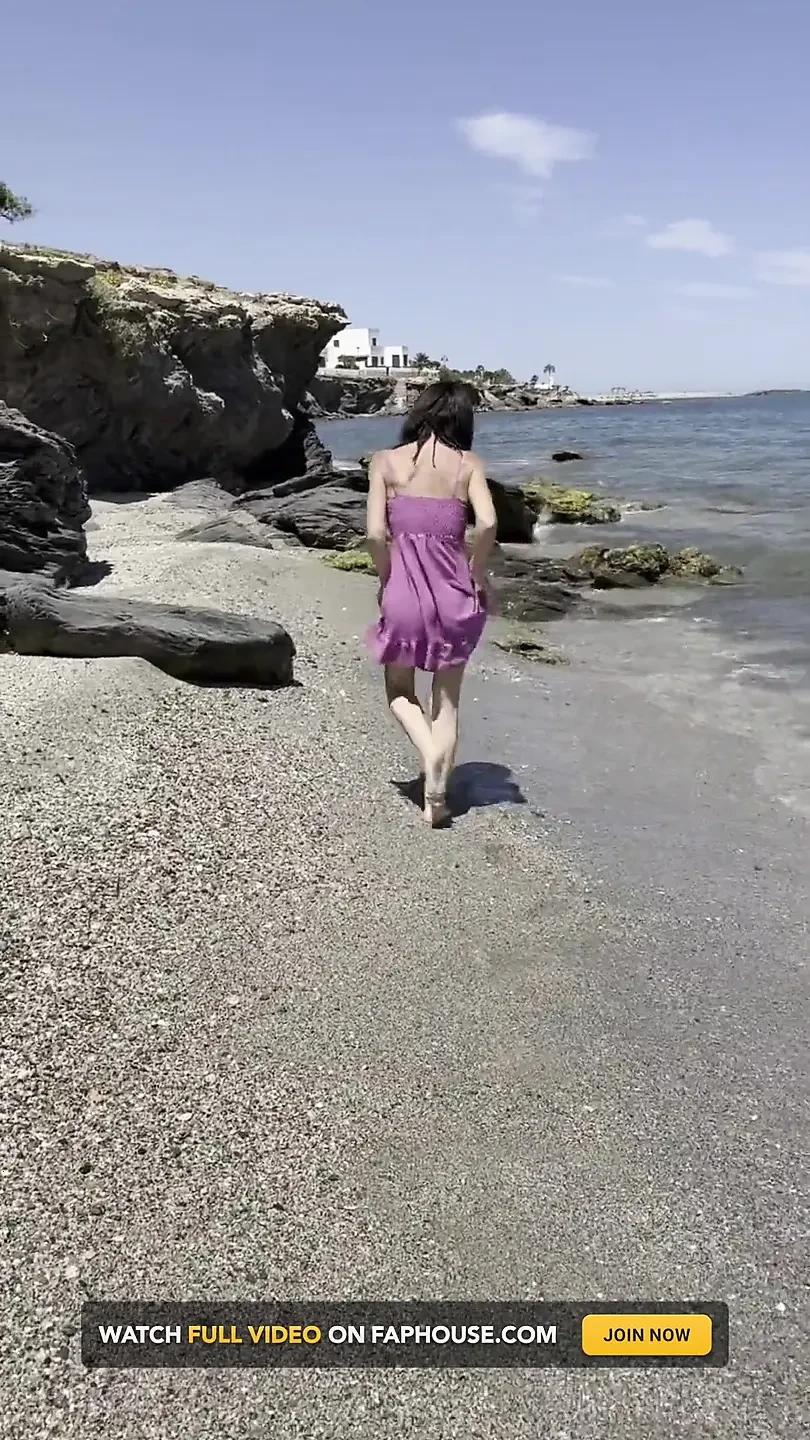 在海滩上露出