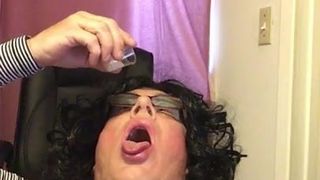 Demi viene guardando un porno femminuccia con grande cazzo nero