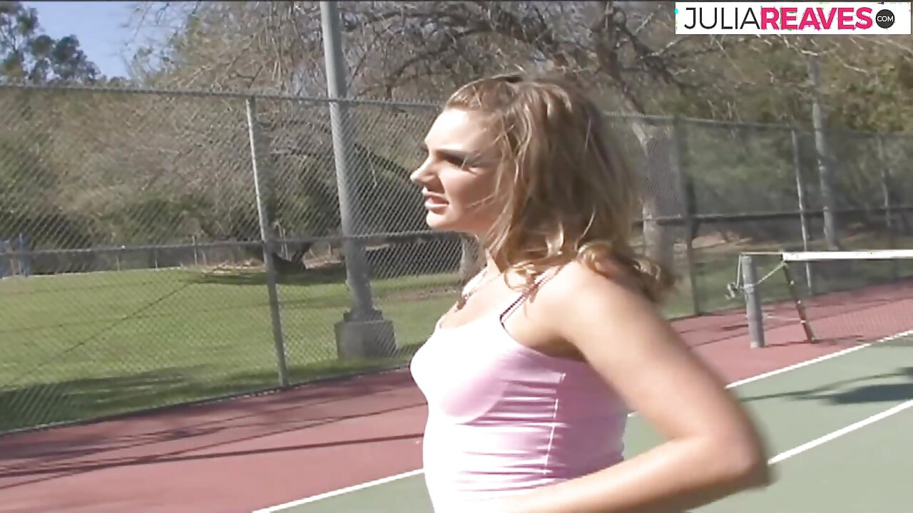 Blondine bückt sich, als ein riesiger schwarzer schwanz ihre muschi von hinten stößt