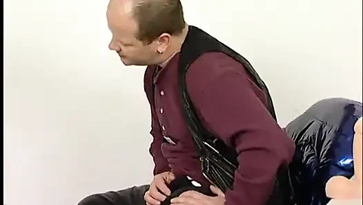 Blondes schätzchen lutscht einen großen dildo und bekommt ihn dann in ihre tätowierte muschi