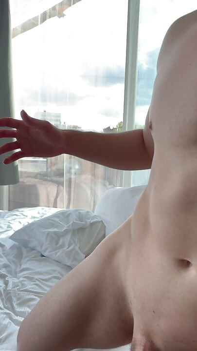 Fit Twink MASSIVE CUMSHOT FLEXING