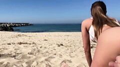 無人のサマービーチで妻とセックス！