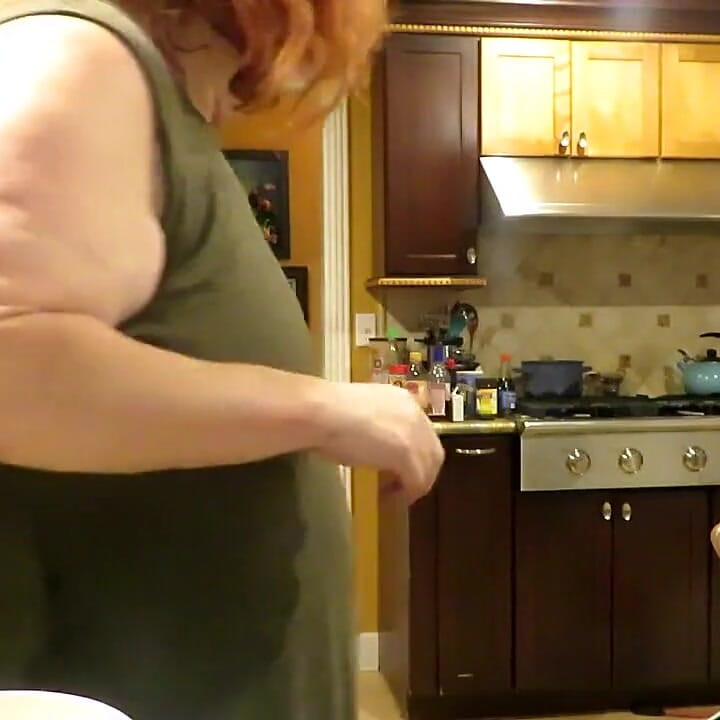 Gordas quentes na cozinha