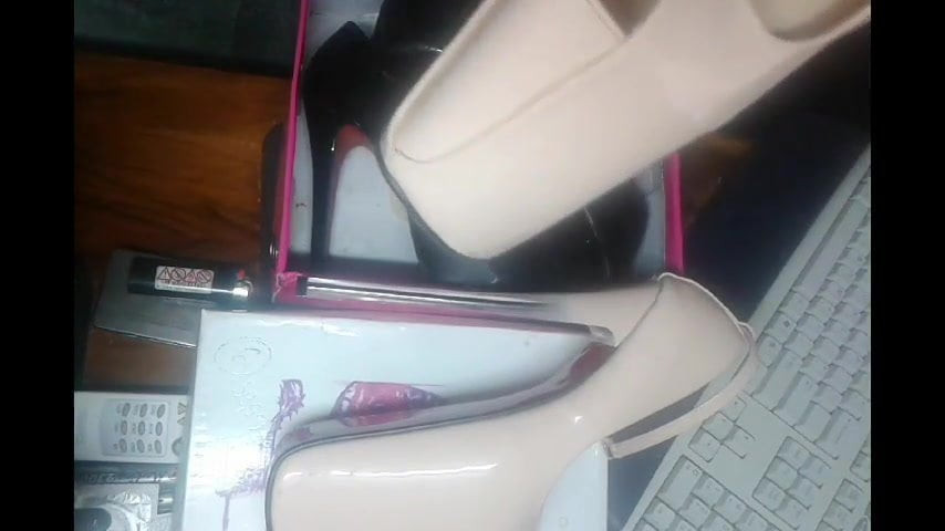 น้ําแตกบนรองเท้าส้นสูงผสม 469