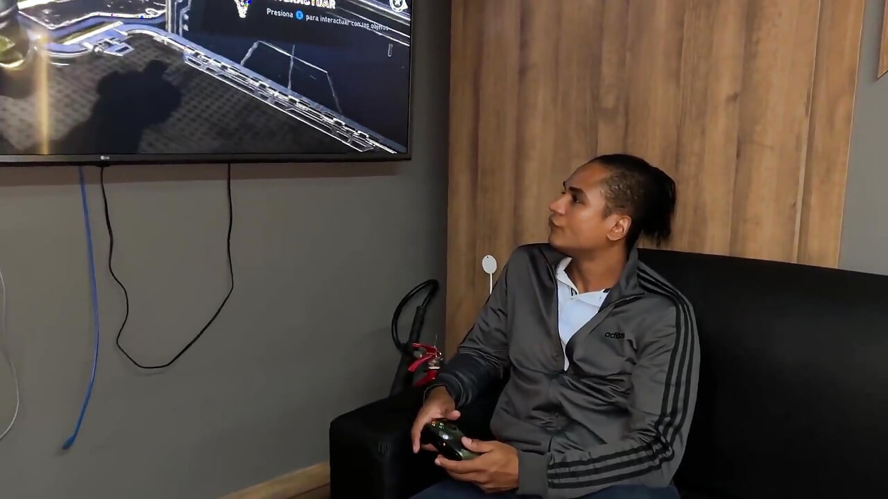 Colombian Stepmom Discovers Her Stepson BBC Playing Video Games and Fucks with a Condom!