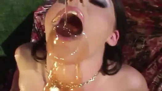 Schlampe spreizt die beine, als ein riesiger schwanz ihren arsch zum abspritzen fickt