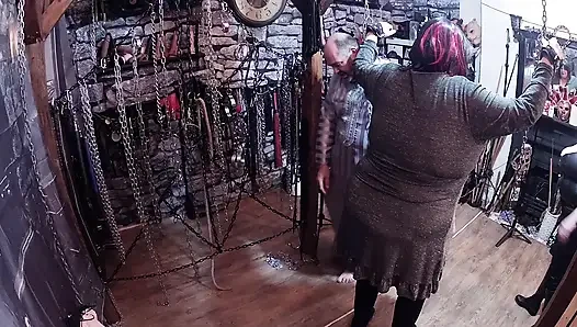 Bölüm 1:- Domina Satana ve Lanista Bear ile yeterince yarak emmediği için Stephanie için ceza seansı.