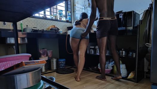 Meu meio-irmão me fodeu na cozinha e gravou o vídeo de sexo