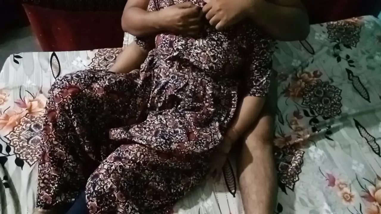 Un couple desi baise ensemble.