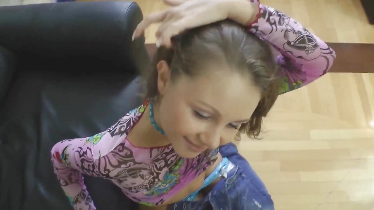 Tinejdžerka jebana u lice i guzu