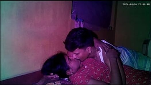 India ama de casa del pueblo besando el culo
