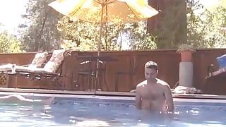 Kale kerel komt uit het zwembad en gaat in de ontvankelijke kont van haar vriendje