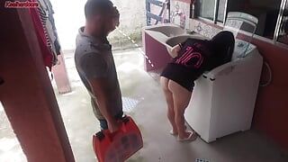 Getrouwde huisvrouw betaalt wasmachinetechnicus met haar kont terwijl haar man weg is
