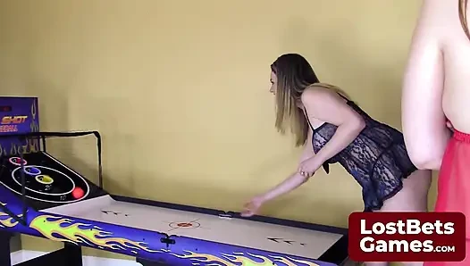 Alisha & selina vs helena & starli di strip skee ball