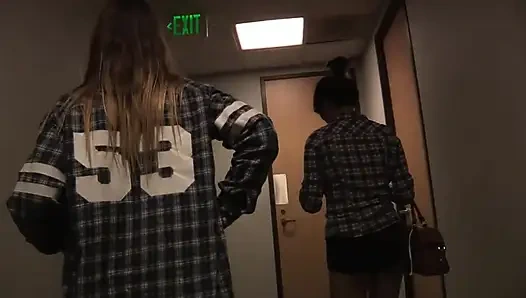 Плохая девушка, азиатская девушка и большой член